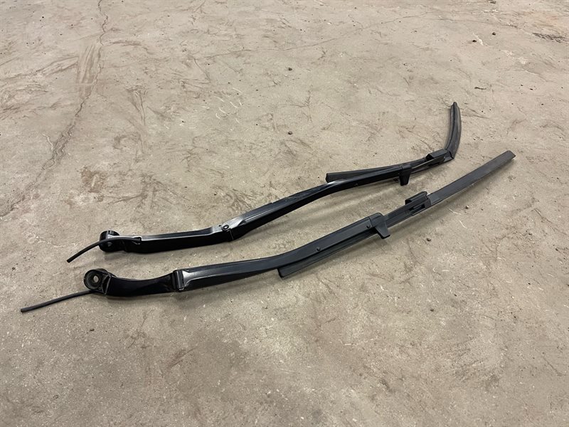 Wiper arms R35 GTR